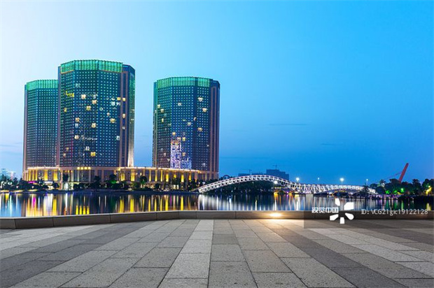 嘉鑫自动门承接都市广场工程
