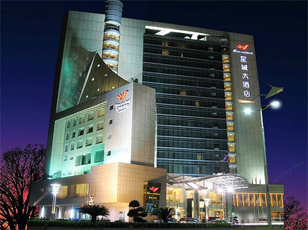 签约珠海星城大酒店  安装玻璃地弹簧门